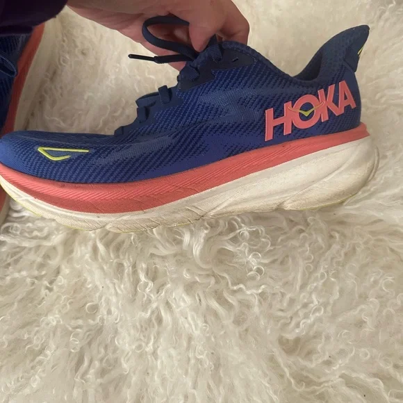 Hoka one one Clifton 9 wide- size 9.5 WIDE WIDTH - Picture 2 of 13